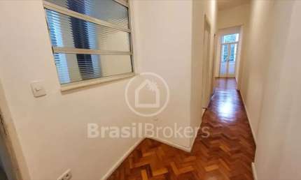 Quarto e sala à venda com 54m² na Martins Ferreira, quase Humaitá!