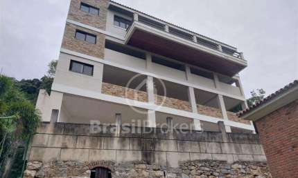 Casa triplex/ primeira locação, varandão, salão, 3 quartos, suíte e estacionamento coberto para mais de 5 carros + depósito.