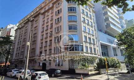 Apartamento à venda com 4 quartos na quadra da Praia de Copacabana