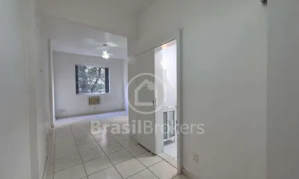 Conjugado amplo à venda em localização privilegiada em copacabana.