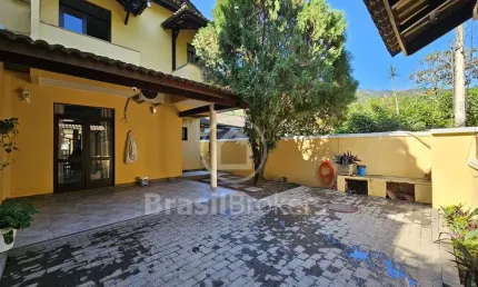 Casa em Condomínio à venda com 300,00m² e 4 quartos e Piscina.