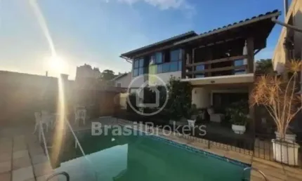 Casa clássica com 475m², 5 quartos e 4 suítes no Anil