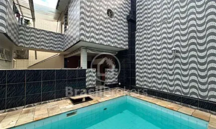 Ótima casa duplex com 360 metros em rua familiar no bairro Taquara.