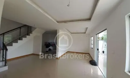 Casa de primeira locação com 4 quartos, pronta para morar.
