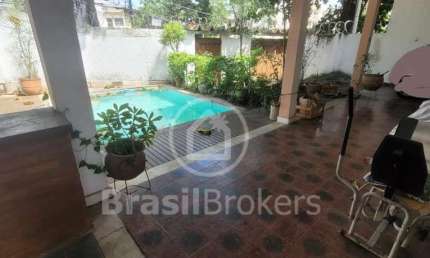 ótima casa  centro de terreno, com área gourmet e piscina