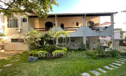 Ótima casa de Vila à venda no coração do bairro da Freguesia, podendo realizar tudo a pé.