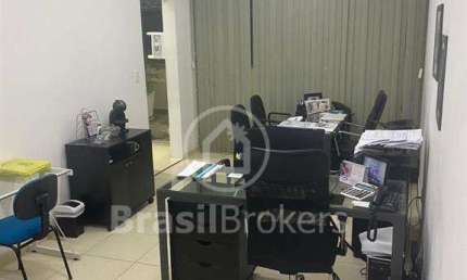 Ótimas salas comerciais , sendo ofertadas como juntas com armários , teto desenhado em gesso , luz indireta, banheiros.