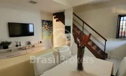 Linda casa duplex c/ quintal, banh.soc + lavabo  e 2 vagas cobertas