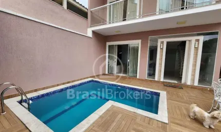 Excelente casa triplex à venda na Freguesia localizado em Jacarepaguá em condomínio fechado.