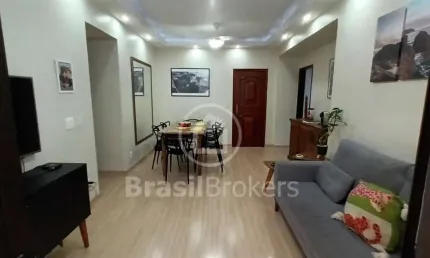 Apartamento 3 Dormitórios 1 suite com Varanda e Dependência de Empregada
