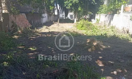 Terreno, linear, na Taquara com 12 metros de frente e 68,20 metros de lado e um total de 818 metros quadrado, próximo ao Prezunic na praça Jauru.