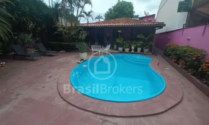 Casa linear 3 quartos, 2 suítes, 2 vagas  condomínio fechado. Para voĉe e sua família.