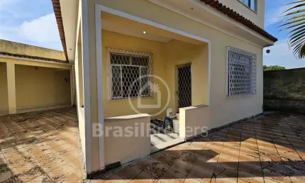Ótima casa duplex com 270 metros ,muito espaçosa para família em rua familiar.