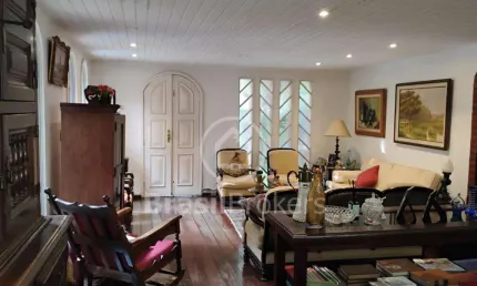 Casa duplex, frente de rua com 3 quartos e  varandas