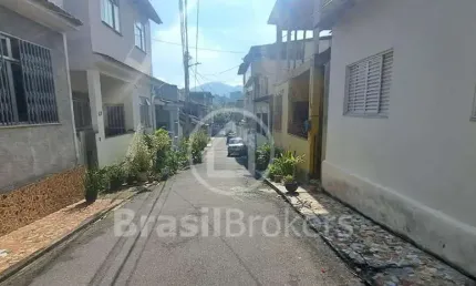Encontre seu lar perfeito nesta charmosa casa de vila na praça seca!