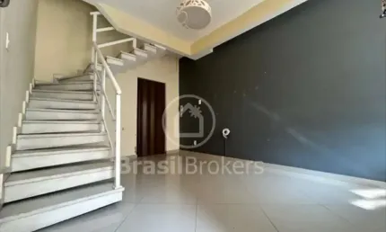 Descubra o seu novo lar nesta charmosa casa de vila na praça seca!