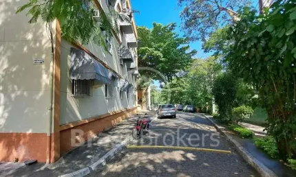 Encontre seu lar ideal neste impecável apartamento de 2 quartos na freguesia!