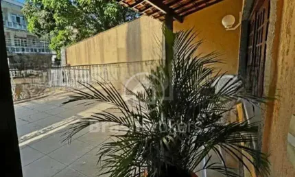 Linda casa duplex com 5 quartos em 384 m² de área construída, localizada no Quebra coco!