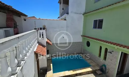 Casa à venda triplex 5 quartos com piscina, churrasqueira, salão de festas em rua fechada Moneró