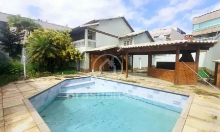 Casa duplex com 4 quartos, 4 suítes , área de lazer com campinho de futebol, piscina e churrasqueira no Quebra coco!