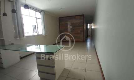 Apartamento de 2 quartos com dependência revertida em escritório com suíte em prédio com elevador na Freguesia, Ilha do Governador!