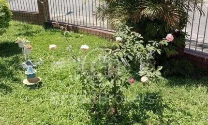Casa 3 quartos, jardim e 5 vagas com  saída para duas ruas no Jardim Guanabara!