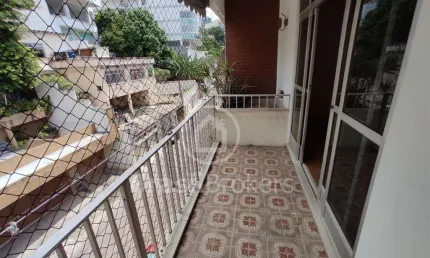 Apartamento de 2 quartos, dependência de empregada e varanda no Jardim Guanabara!