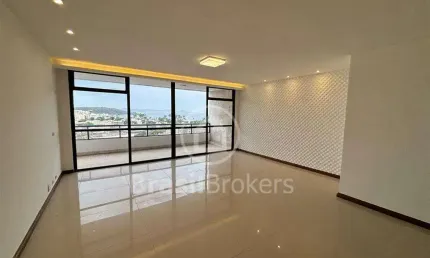 Cobertura Duplex Modernizada com vista Indevassável!