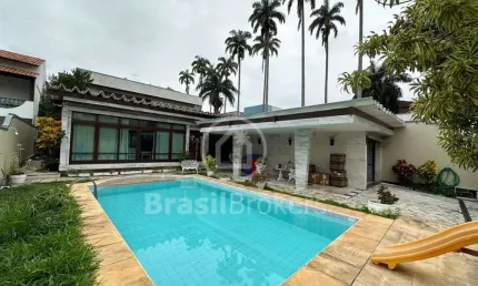 *Charmosa Casa Ideal para Duas Famílias em Excelente Localização*