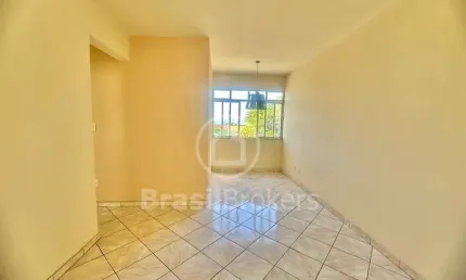 **Apartamento Claro e Arejado com Vista Livre Parcial para o Mar**