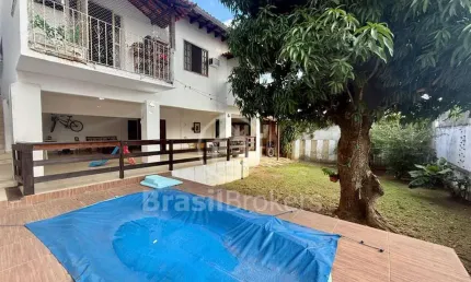 Casa Linear com Clima de Montanha – 3 Quartos (1 Suíte), Escritório, Piscina e Área de Lazer Completa!