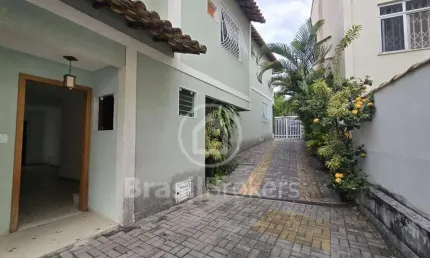 CASA DE CONDOMÍNIO COM 3 QUARTOS SENDO 1 SUÍTE E 110m² - JARDIM GUANABARA - RJ