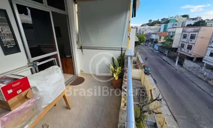 Ótimo apartamento sala/quarto com elevador e varanda na Freguesia