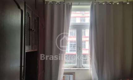 Amplo quarto e sala na segunda quadra da praia de Copacabana
