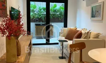 Segunda quadra da Praia do Leblon, apartamento com um quarto e área externa