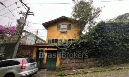 Casa charmosa e aconchegante, em rua nobre, no Centro de Petrópolis !