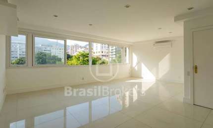 Quadra da praia do Leblon, reformado, excelente planta, salão, lavabo, 3 quartos, 2 vagas !