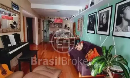 Reformado e com varanda na Rua Maria Angélica, com duas vagas de garagem!