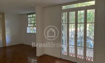 Apartamento de 4 quartos, no bairro Peixoto, em frente à praça.