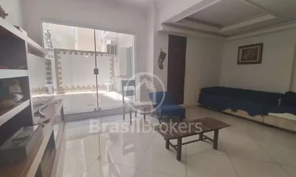 Apartamento tipo casa, com 3 quartos, e 2 áreas externas na 2ª quadra da praia !