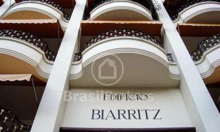 Apartamento com 3 quartos, sendo 2 suítes, localizado no imponente Edifício Biarritz, o prédio residencial mais querido do Rio de Janeiro.