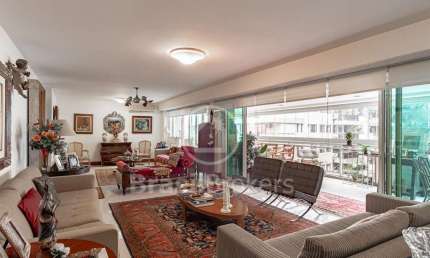 Excelente apartamento totalmente reformado em Rua tranquila e arborizada