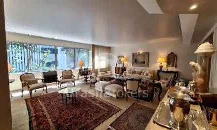 Apartamento à venda com 214,00m², 4 quartos no Leblon, reformado, 2 vagas.