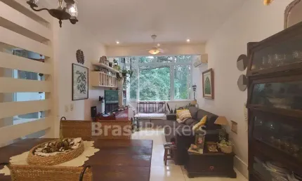 Lindo &amp; reformado, com sala, 2 quartos e 1 vaga, em condomínio com infraestrutura completa !