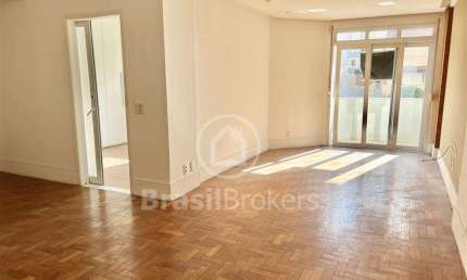 Copacabana, três quartos de fundos, vazio, reformado e silencioso.