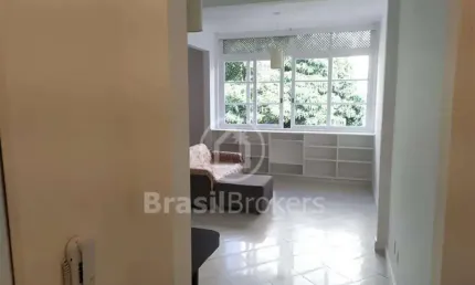Charmoso apartamento à venda na Rua rainha Guilhermina, Leblon, com vaga, sem elevadores..