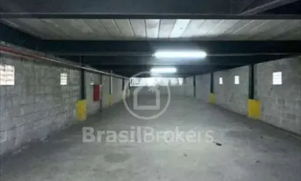 Prédio e terreno na rua das laranjeiras com 1.644 m2 de área total.