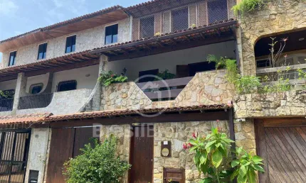 Casa Triplex 200 m², em condomínio fechado, na Barra