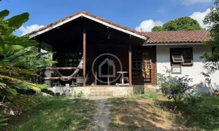 Casa de madeira com um terreno plano maravilhoso com 600 metros para construção de casas dentro de condomínio.