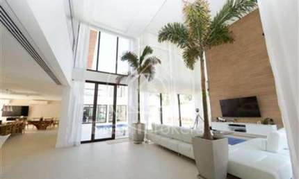 Casa Contemporânea de Luxo com Acabamento de Alto Padrão